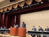 2年半ぶりの対面開催になった中央委員会にて議案提案をする辻書記長の様子